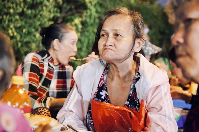 "Độc lạ" bánh mì chảo ở Sài Gòn, khách tới ăn bao nhiêu cũng được chỉ cần trả phí bằng nụ cười - Ảnh 6.