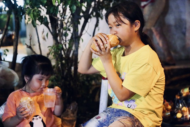 &quot;Độc lạ&quot; bánh mì chảo ở Sài Gòn, khách tới ăn bao nhiêu cũng được chỉ cần trả phí bằng nụ cười - Ảnh 4.