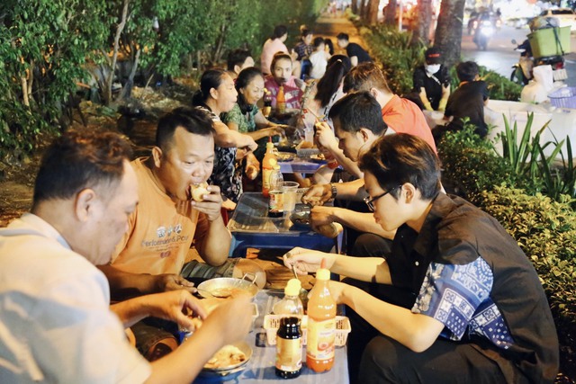 &quot;Độc lạ&quot; bánh mì chảo ở Sài Gòn, khách tới ăn bao nhiêu cũng được chỉ cần trả phí bằng nụ cười - Ảnh 11.
