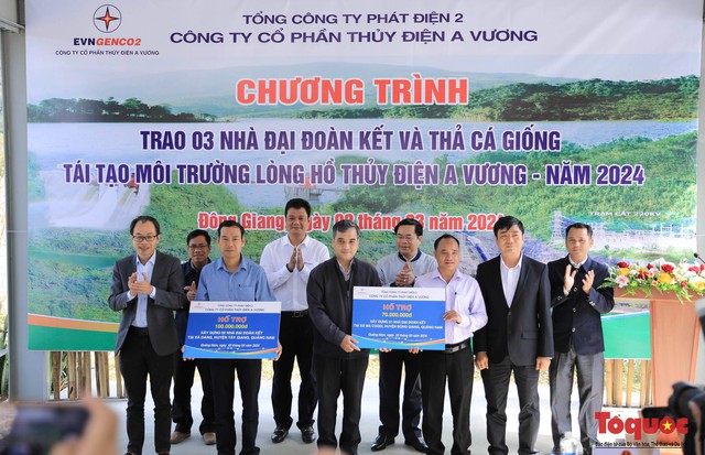 Thả cá giống tái tạo nguồn lợi thủy sản và trao tặng nhà Đại đoàn kết cho bà con vùng cao Quảng Nam - Ảnh 1.