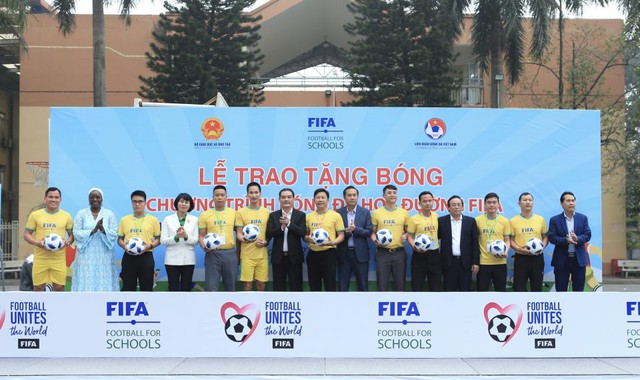 Hơn 50.000 trái bóng được chuyển tới các trường học thông qua Dự án Bóng đá học đường tại Việt Nam - Ảnh 2.
