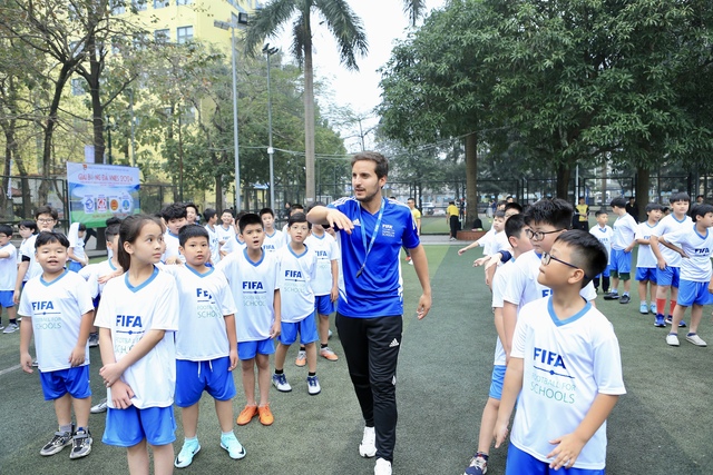 FIFA khơi nguồn cảm hứng bóng đá học đường - Ảnh 2.
