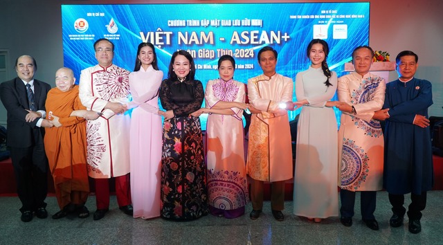 Khi Tổng lãnh sự ASEAN diện áo dài truyền thống Việt Nam... - Ảnh 1.