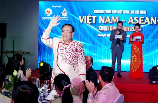 Khi Tổng lãnh sự ASEAN diện áo dài truyền thống Việt Nam... - Ảnh 6.