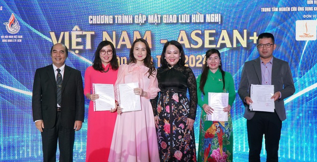 Khi Tổng lãnh sự ASEAN diện áo dài truyền thống Việt Nam... - Ảnh 11.