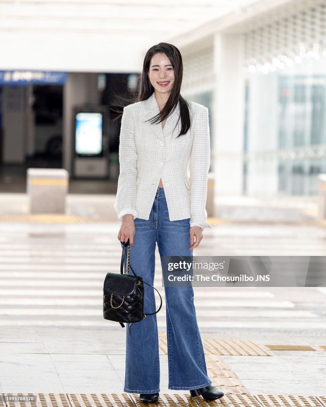 Lim Ji Yeon gợi ý 10 cách mặc quần jeans nổi bật, tôn dáng cho phụ nữ U40 - Ảnh 1.