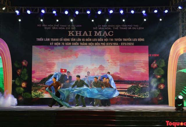 Khai mạc triển lãm Tranh cổ động tấm lớn và điểm lưu diễn Hội thi Tuyên truyền lưu động kỷ niệm 70 năm Chiến thắng Điện Biên Phủ  - Ảnh 4.