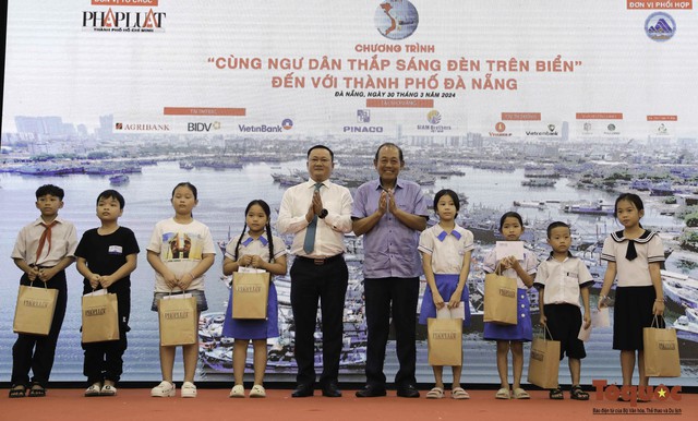 Chương trình “Cùng ngư dân thắp sáng đèn biển” trao tặng 200 phần quà cho ngư dân Đà Nẵng - Ảnh 2.