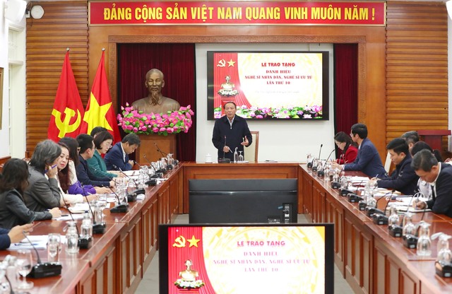 Bộ trưởng Nguyễn Văn Hùng: Lễ trao tặng danh hiệu NSND, NSƯT lần thứ 10 tôn vinh vai trò của người nghệ sĩ trong công cuộc đóng góp cho sự phát triển của văn hóa nghệ thuật - Ảnh 3.