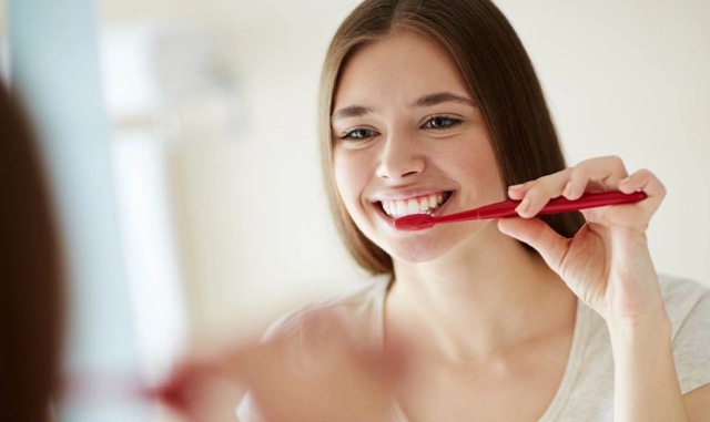 Đánh răng trước hay sau ăn sáng tốt hơn? Câu trả lời của nha sĩ khiến nhiều người phải thay đổi thói quen lâu nay - Ảnh 1.