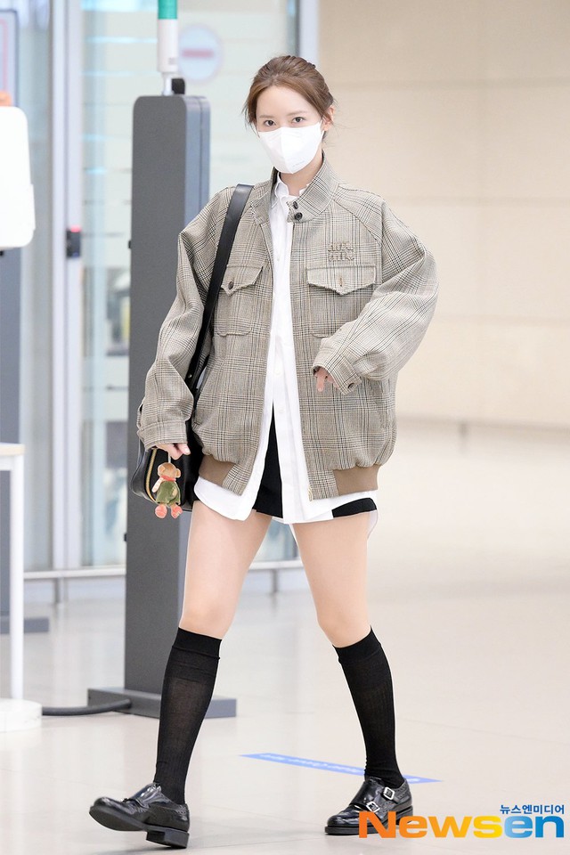 Thời trang sân bay đơn giản mà sành điệu xuất sắc của Yoona ở tuổi 34 - Ảnh 3.