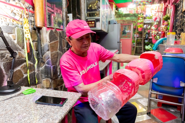 Người đàn ông phủ hồng căn nhà và con ngõ nhỏ ở Sài Gòn: &quot;Màu hồng giúp giảm đi những cái buồn trong cuộc đời chú&quot; - Ảnh 12.
