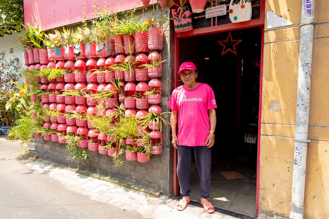 Người đàn ông phủ hồng căn nhà và con ngõ nhỏ ở Sài Gòn: &quot;Màu hồng giúp giảm đi những cái buồn trong cuộc đời chú&quot; - Ảnh 2.