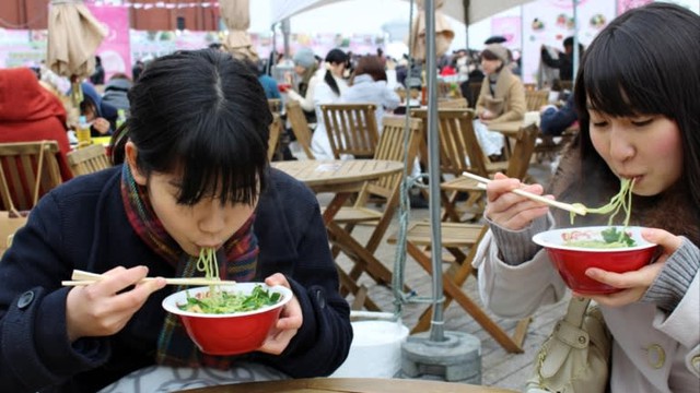 Văn hóa mì ramen tại Nhật Bản thay đổi khi món ăn không chỉ dành riêng cho nam giới - Ảnh 1.