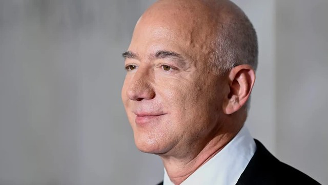Tỷ phú Jeff Bezos soán ngôi trở thành người giàu nhất thế giới - Ảnh 1.