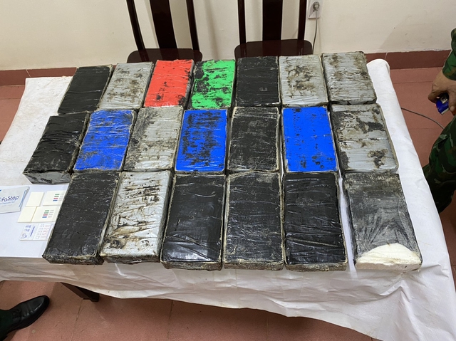 Phát hiện 20kg Cocain trôi dạt ở vùng biển Quảng Bình - Ảnh 2.