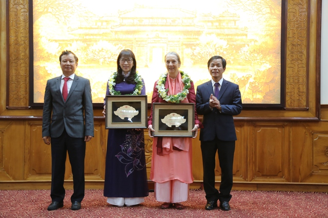 Thừa Thiên Huế tôn vinh hai nữ công dân &quot;đặc biệt&quot; đóng góp nhiều trong bảo tồn di sản và y tế - Ảnh 1.