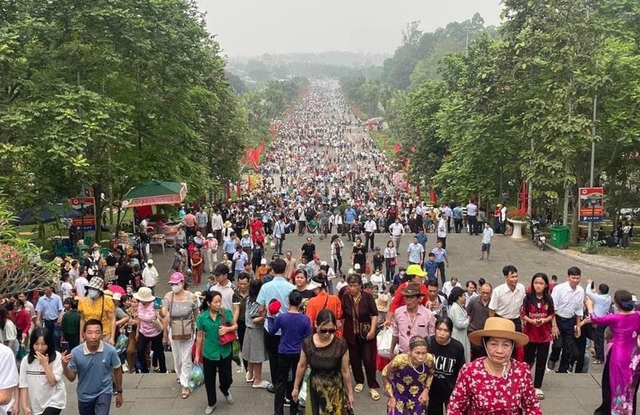 Giỗ tổ Hùng Vương- Lễ hội Đền Hùng 2024: Đảm bảo an toàn lễ hội dù lượng khách tăng đột biến ngày cuối tuần - Ảnh 1.