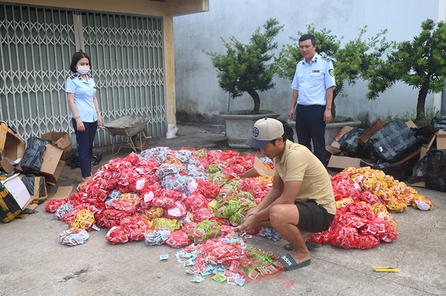 Quảng Bình: Tiêu huỷ 33.000 gói xúc xích nhập lậu - Ảnh 1.