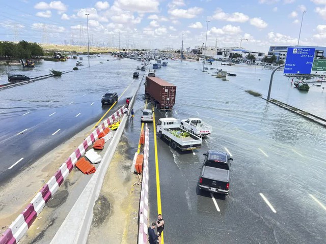 Trận mưa lớn nhất 75 năm ở UAE "nhấn chìm" Dubai trong ngập lụt - Ảnh 1.
