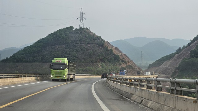 Lo ngại sẽ áp lực cho QL1A khi cấm xe trọng tải lớn vào cao tốc Cam Lộ - La Sơn - Ảnh 2.