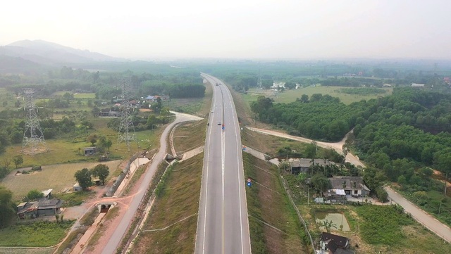 Lo ngại sẽ áp lực cho QL1A khi cấm xe trọng tải lớn vào cao tốc Cam Lộ - La Sơn - Ảnh 1.