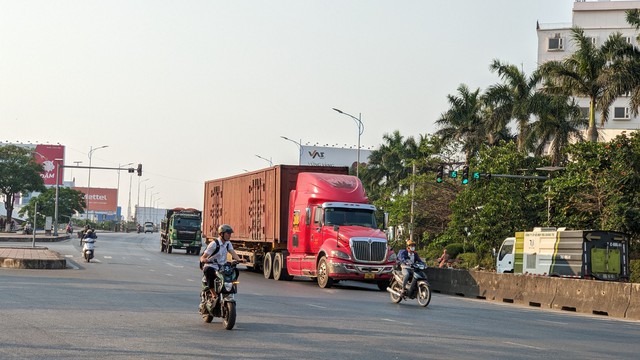 Lo ngại sẽ áp lực cho QL1A khi cấm xe trọng tải lớn vào cao tốc Cam Lộ - La Sơn - Ảnh 3.