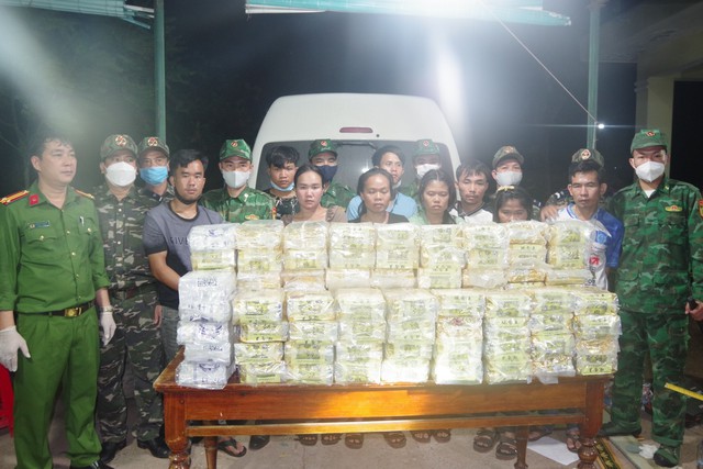 Quảng Trị: Bắt giữ 9 đối tượng người Lào cùng 100kg ma túy - Ảnh 1.