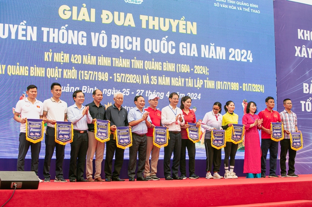 Quảng Bình: Khai mạc giải đua thuyền truyền thống vô địch quốc gia năm 2024 - Ảnh 1.