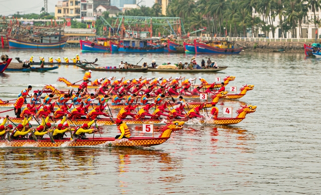 Quảng Bình: Khai mạc giải đua thuyền truyền thống vô địch quốc gia năm 2024 - Ảnh 2.