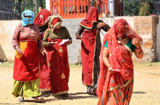 Cử tri Ấn Độ đi bỏ phiếu giữa thời tiết nắng nóng khắc nghiệt - Ảnh 1.