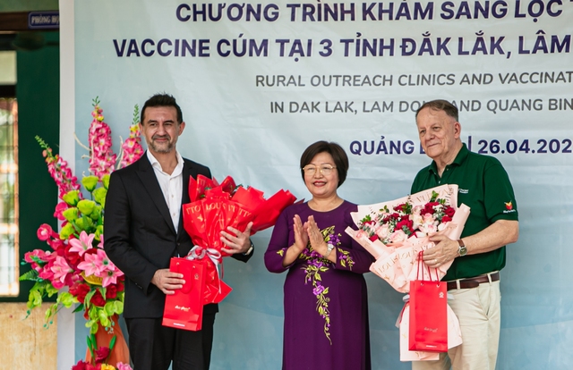 Trẻ em vùng núi Quảng Bình được hỗ trợ khám sàng lọc tim bẩm sinh và tiêm vắc xin cúm - Ảnh 4.