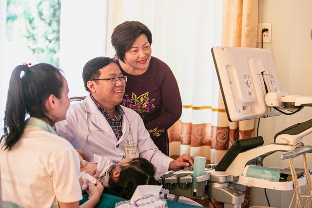 Trẻ em vùng núi Quảng Bình được hỗ trợ khám sàng lọc tim bẩm sinh và tiêm vắc xin cúm - Ảnh 1.