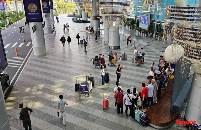 Trả lại hơn 300 triệu đồng cho hành khách để quên ở sân bay - Ảnh 1.