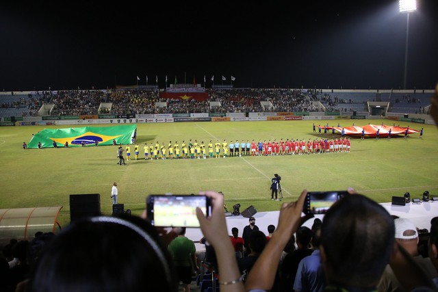 Khai mạc lễ hội bóng đá Brazil - Việt Nam, khán giả tận mắt xem các cầu thủ “thế hệ vàng” thi đấu - Ảnh 1.