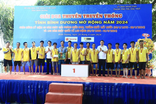 Sôi nổi Giải đua thuyền truyền thống tỉnh Bình Dương năm 2024 - Ảnh 5.