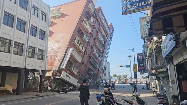 Động đất mạnh nhất ở Đài Loan (Trung Quốc) trong 25 năm: Nhiều người mắc kẹt dưới các tòa nhà bị sập - Ảnh 1.