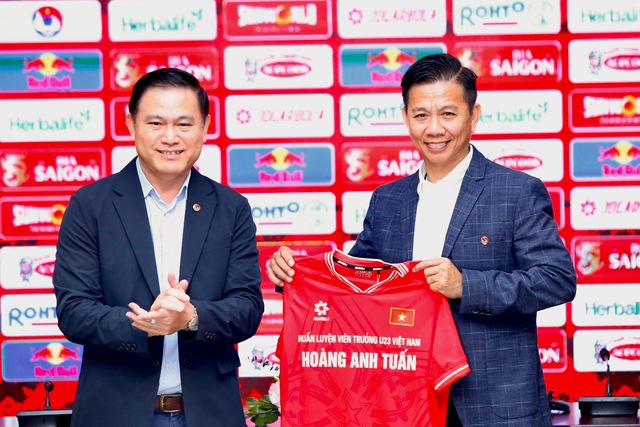 HLV Hoàng Anh Tuấn: Gạt quá khứ, ngày mai của bóng đá Việt Nam bắt đầu từ U23 Việt Nam - Ảnh 1.