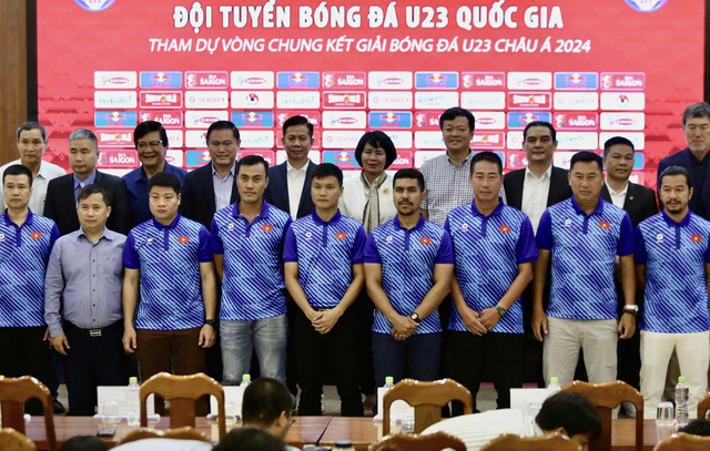HLV Hoàng Anh Tuấn: Gạt quá khứ, ngày mai của bóng đá Việt Nam bắt đầu từ U23 Việt Nam - Ảnh 2.