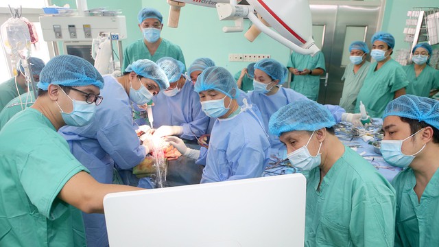 Bệnh viện Trung ương Huế thiết lập 3 kỷ lục về ghép tạng trong 48 giờ - Ảnh 2.