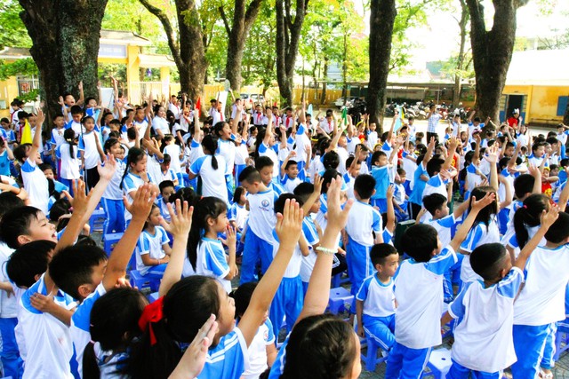 Hơn 1.000 học sinh, sinh viên Thừa Thiên Huế được truyền thông về giáo dục tài chính - Ảnh 1.