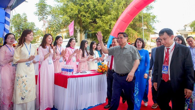 Thủ tướng Phạm Minh Chính bấm nút khởi công Bệnh viện Quốc tế Trung ương Huế 2 - Ảnh 1.