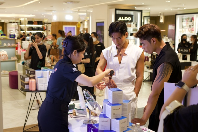 Medicube mở Pop-up Store tại TTTM Takashimya, loạt Beauty Influencers đình đám đến trải nghiệm sản phẩm - Ảnh 1.