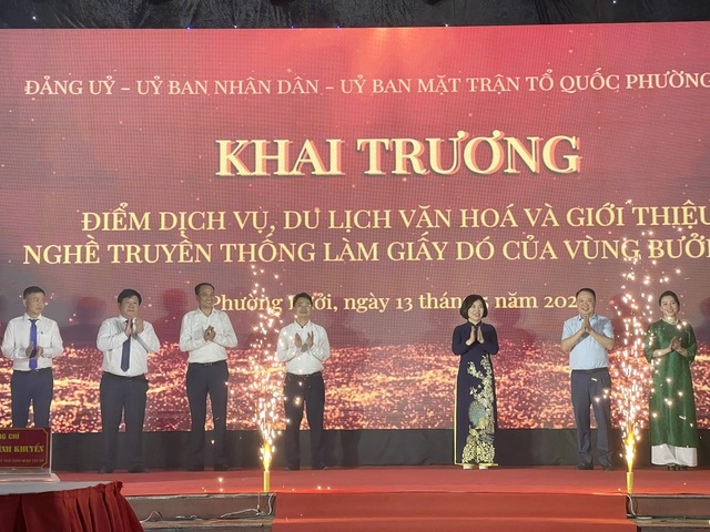 Quận Tây Hồ: Khai trương điểm dịch vụ, du lịch văn hóa và giới thiệu nghề truyền thống &quot;Làm giấy Dó&quot; của vùng Bưởi xưa - Ảnh 1.