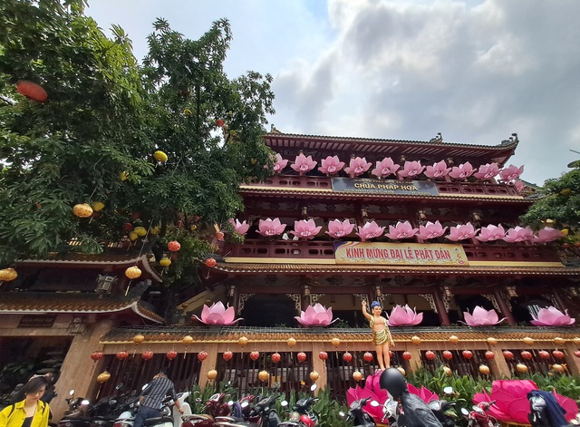 TP.HCM: Hàng nghìn hoa đăng được thả dịp lễ Phật Đản  - Ảnh 2.