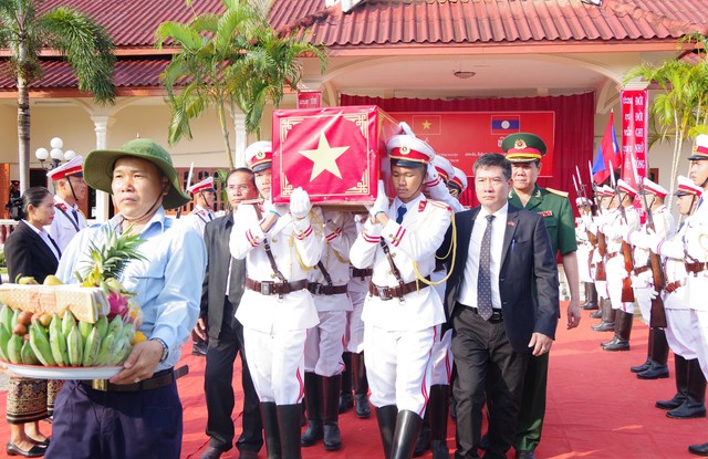 Thừa Thiên Huế đón nhận 12 hài cốt liệt sỹ hy sinh tại Lào về nước - Ảnh 4.