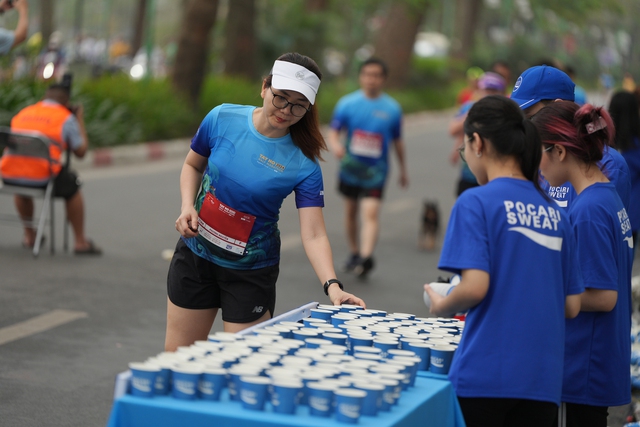 Pocari Sweat hỗ trợ bù nước nhanh cho hơn 10.000 VĐV tại Tay Ho Half Marathon 2024 - Ảnh 4.