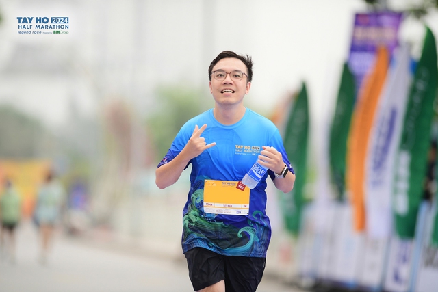 Pocari Sweat hỗ trợ bù nước nhanh cho hơn 10.000 VĐV tại Tay Ho Half Marathon 2024 - Ảnh 1.