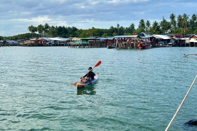 Trải nghiệm thuyền kayak khám phá đảo: Thái Lan phát triển mô hình du lịch chậm độc đáo - Ảnh 1.