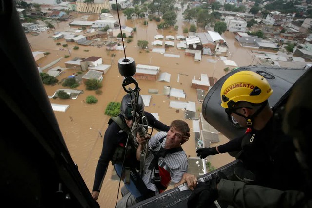 Brazil chật vật dọn dẹp sau nhiều tuần xảy ra lũ lụt lịch sử - Ảnh 2.